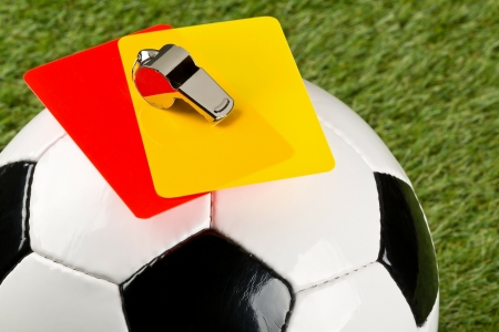 Der Kurs findet jeden Dienstag um 14:00 Uhr im Raum E1.06 in der Gesamtschule Elsen statt und richtet sich an alle fußballbegeisterten Jugendlichen ab 14 Jahren, die Verantwortung auf dem Spielfeld übernehmen möchten. © Adobe.stock.com - Shawn Hempel